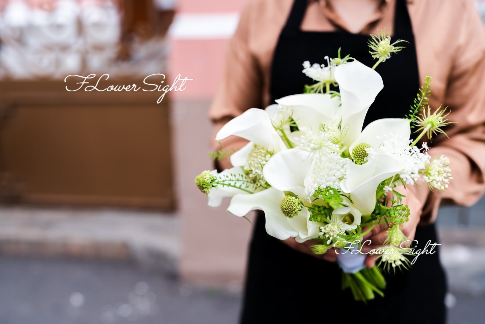 Bó hoa Calla lily( hoa rum, Cabiosa) cầm tay cô dâu